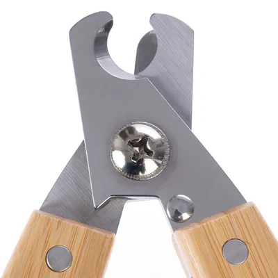 Nagelzange aus Edelstahl mit Holzgriffen, geeignet für präzises Schneiden von Tiernägeln.