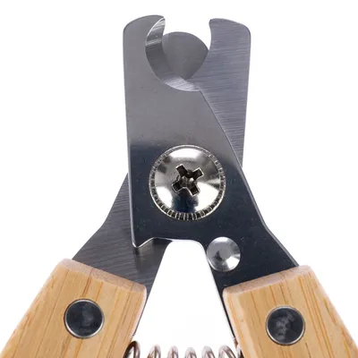 Nahaufnahme einer Krallenschere aus Edelstahl mit Holzgriffen und Federmechanismus.