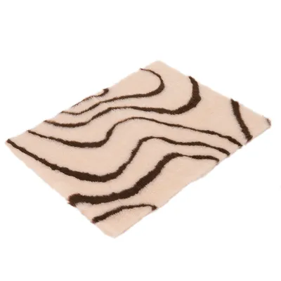 Beige matto ruskealla seepraraidakuviolla, suorakulmainen ja pörröinen.