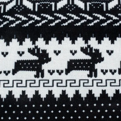 Svartvitt stickat mönster med ren- och geometriska motiv, lämpligt för vinterdesign eller dekoration.