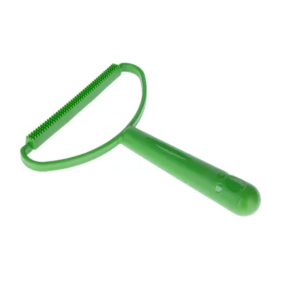 Zöld szőrápoló fésű ergonomikus nyéllel és finom fogakkal, laza szőr eltávolításához.