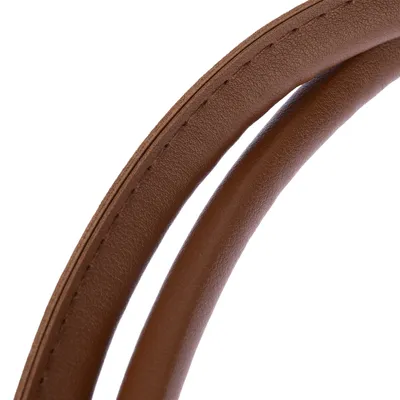 Primo piano di un collare per cani in pelle marrone con cuciture sottili.