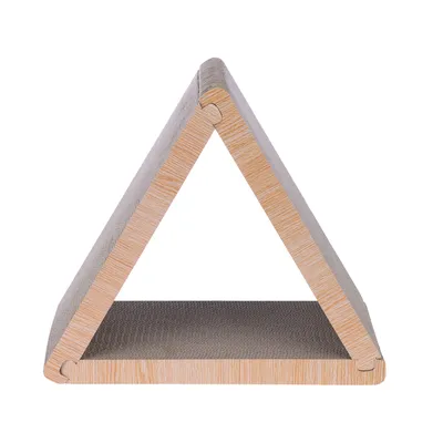 Dreieckförmiges Kratzmöbel aus Holz und Karton mit strukturierter Oberfläche, geeignet für Katzen zum Kratzen oder Ruhen.