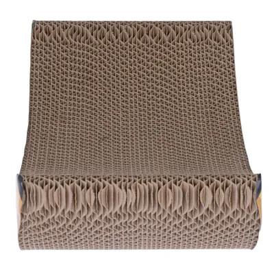 Griffoir ondulé en carton marron, structure alvéolée visible, sans texte ni marque apparente.