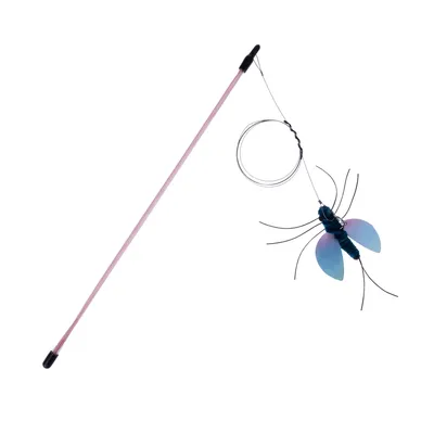 Bacchetta da gioco con asta rosa, filo metallico e pendente a forma di insetto blu con ali trasparenti.