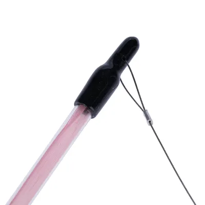 Dettaglio di una canna da gioco con asta rosa, punta nera e sottile cavo metallico.
