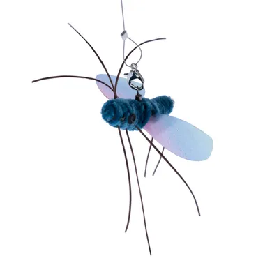 Giocattolo a forma di mosca con corpo blu, ali rosa e lunghe zampe marroni. Con clip in metallo per il fissaggio.