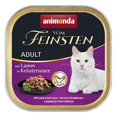 animonda vom Feinsten ADULT z jagnięciną w sosie ziołowym; zdjęcie białego kota i porcji karmy na talerzu. Widoczny tekst: mit Lamm in Kräutersauce, in Sauce.