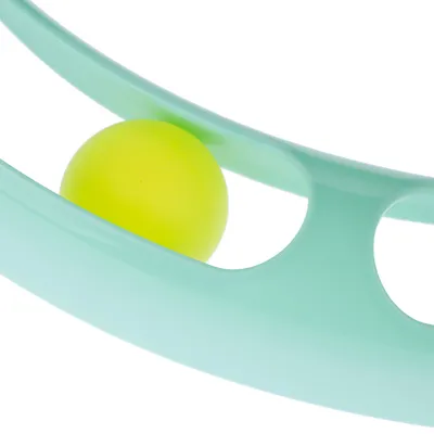 Jucărie cu minge galbenă într-un traseu din plastic verde mentă, potrivită pentru joacă interactivă.
