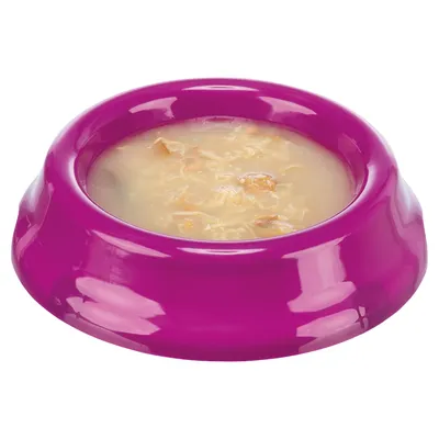 Gamelle en plastique violet remplie de nourriture humide pour animaux, morceaux visibles dans une sauce claire.