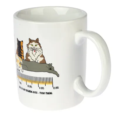 Tasse blanche avec illustrations de chats et une échelle graduée marquée de 1 à 12 cats, texte en anglais : 'Crazy cat lady measuring device – patent pending'.