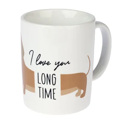 Taza blanca con el texto 'I love you long time' e ilustración de un dachshund marrón cuyo cuerpo rodea la taza.