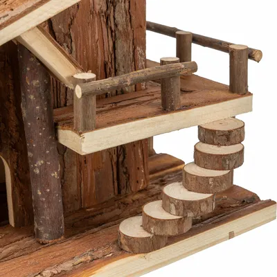 Casa de madera con aspecto de corteza, balcón y escalera de discos de madera. Vista detallada del diseño para pequeños animales.