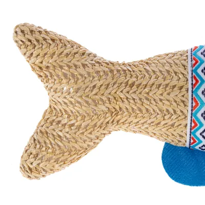 Legetøj i fiskeform af flettet naturmateriale med farverigt stofbånd og blåt stofdetalje.
