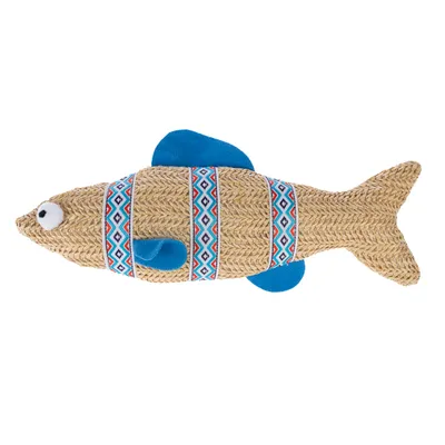 Legetøj i fiskeform af flettet materiale med blå stof finner og farverigt mønsterbånd.