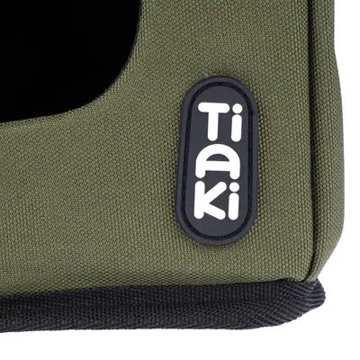 Tiaki logo na zelenoj tkanini, detaljan prikaz proizvoda.