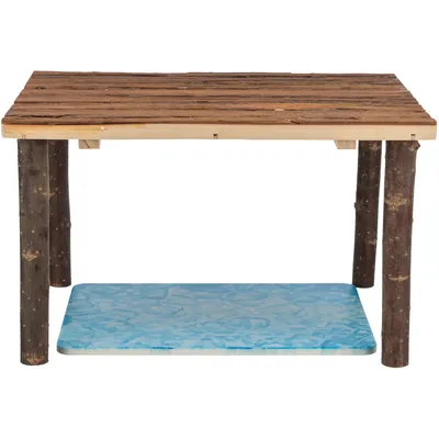 Plataforma de madera con cuatro patas de madera y una base inferior de plástico azul. Adecuada como accesorio o elemento de mobiliario.