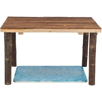 Estrutura retangular de madeira com pernas de tronco e base inferior azul, adequada para pequenos animais de estimação. Materiais visíveis: madeira e superfície azul tipo plástico.