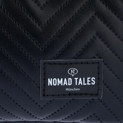 Nomad Tales München. Czarny materiał z pikowanym wzorem w zygzaki i nadrukiem logo.
