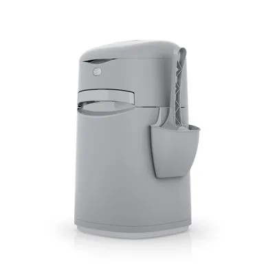 Grijze kunststof afvalemmer met geïntegreerde houder aan de zijkant, geschikt voor het opbergen van accessoires. Merk- of productnaam niet zichtbaar.