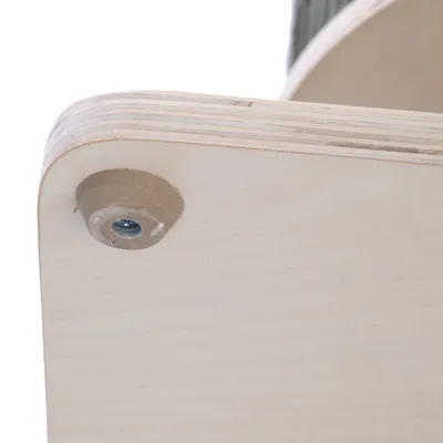 Primer plano de una unión de madera con tornillo y soporte de plástico, muestra el acabado del material.