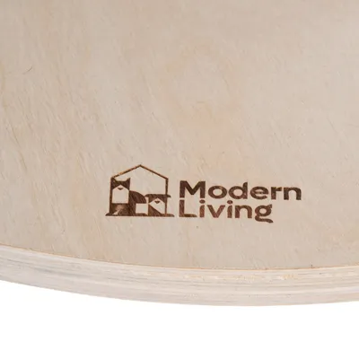 Modern Living λογότυπο σε ξύλινη επιφάνεια.