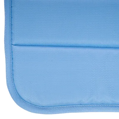 Zbliżenie na niebieski, pikowany materiał tekstylny z zaokrąglonymi szwami.