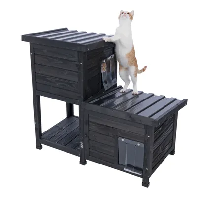 Schwarzes Holz-Katzenhaus mit zwei Ebenen, transparenten Klappen und einer Katze, die auf der oberen Plattform steht.