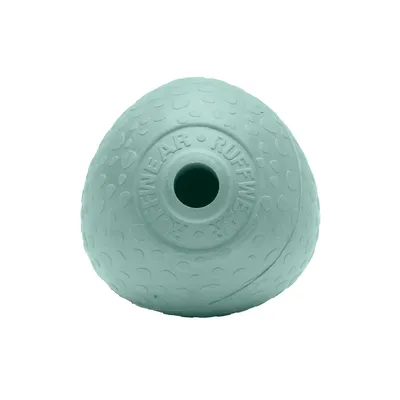 Ruffwear piłka zabawka z zielonej gumy o teksturowanym wzorze z centralnym otworem.