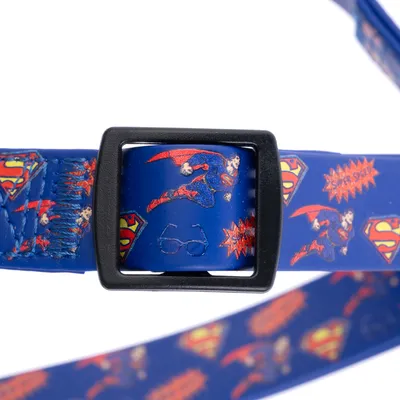 Niebieska obroża z motywami Superman: lecący Superman, logo Superman, okulary i napis 'Super Speed'. Widoczna czarna klamra.