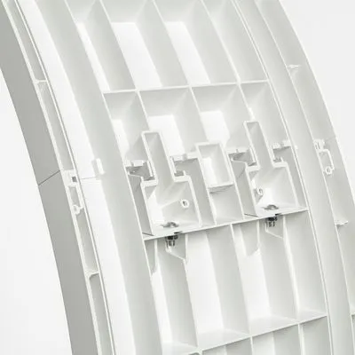 Detail van wit kunststof onderdeel met vakverdeling en bevestigingspunten, zichtbaar aan de binnenzijde. Materiaal: plastic.