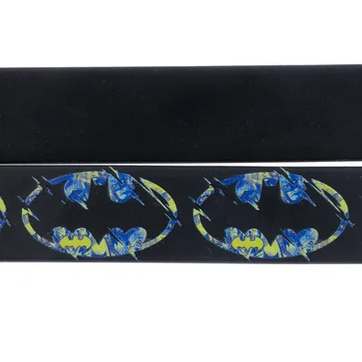 Zwart band met herhaald Batman-logo in geel-blauw design.