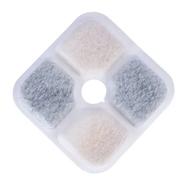 Filtereinsatz mit vier quadratischen Filterschichten in Weiss und Grau, mittige Öffnung für Wasserfluss.