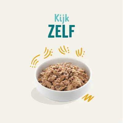 Witte kom met natvoerbrokken, tekst erboven: Kijk ZELF