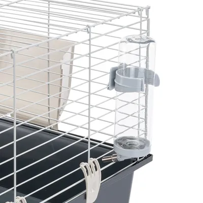 Pieneläinhäkki, jossa valkoinen metalliritilä, harmaa muovialusta ja läpinäkyvä juomapulloteline muovia.