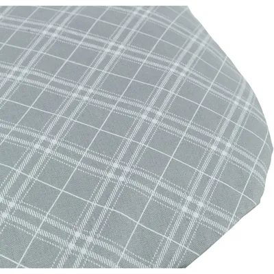Gros plan sur un tissu gris à motif quadrillé blanc, utilisé pour la surface d’un coussin ou panier pour animaux. Matière textile visible.