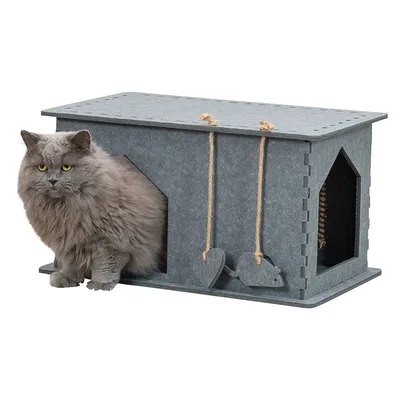 Graues Katzenhaus aus Filz mit zwei Eingängen, Spielzeug an Seilen und einer Katze daneben. Sichtbar sind Herz- und Mausanhänger sowie ein Kratzbereich innen.
