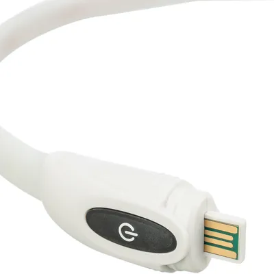 Câble blanc avec connecteur USB et bouton marche/arrêt noir affichant un symbole d’alimentation visible.