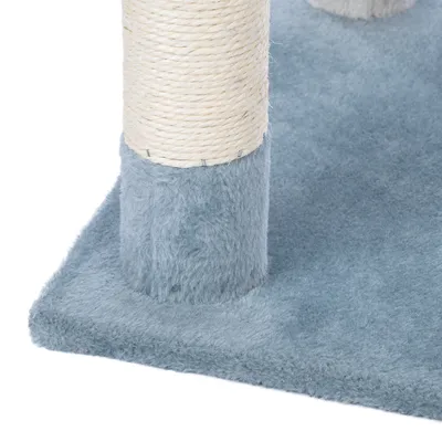 Base d’arbre à chat recouverte de tissu bleu, poteau en sisal beige et partie inférieure du poteau recouverte de tissu bleu visible.