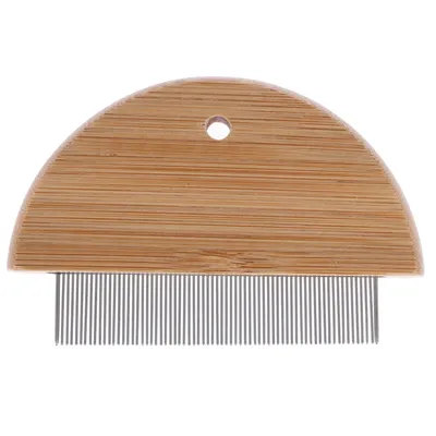 Peigne à dents fines avec manche en bois, forme demi-cercle, trou de suspension visible. Dents métalliques rapprochées.