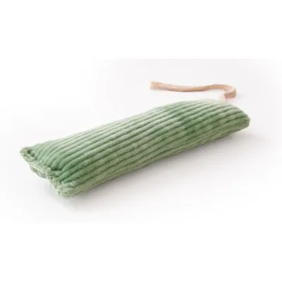 Giocattolo verde, allungato, in tessuto morbido con una corda beige a un'estremità.