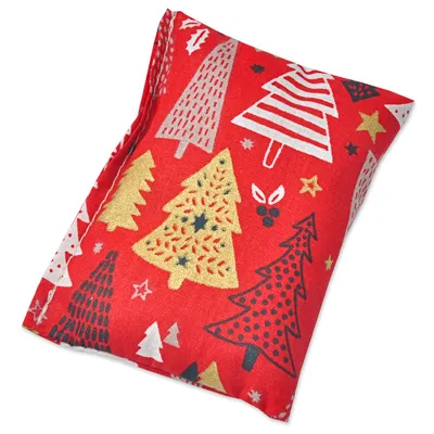 Coussin rectangulaire en tissu rouge décoré de motifs sapins de Noël, étoiles et baies blanches, jaunes, noires et rouges. Aucun texte ou marque visible.