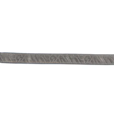Cinta gris con patrón grabado, adecuada para manualidades o decoración.