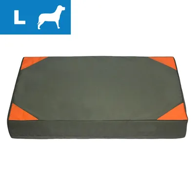 Rektangulær hundemadras i størrelse L, grøn med orange hjørner. Synligt piktogram af hund og bogstavet L øverst til venstre.