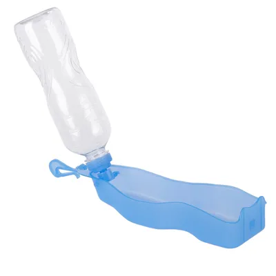 Transportabel vandflaske i klar plast med blå bakke og krog, egnet til kæledyr. Flasken er monteret på bakken, som fungerer som skål.