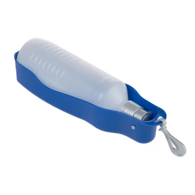 Trinkflasche mit blauem Kunststoffhalter und Karabinerhaken, geeignet für unterwegs.