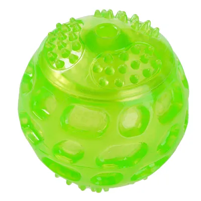 Balle verte en plastique avec surface à picots et reliefs visibles, sans marque apparente.