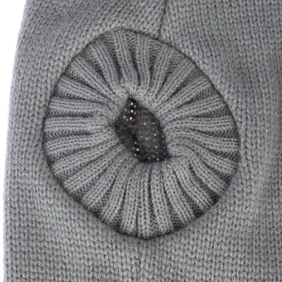 Détail d’un vêtement tricoté gris avec une ouverture circulaire bordée de côtes élastiques, matière visible : laine ou acrylique.