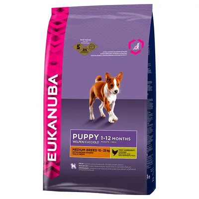 Saco de ração Eukanuba Puppy 1–12 Months para cães de raça média 10–25 kg. Primeiro ingrediente: frango. Texto adicional em inglês e outras línguas visível na embalagem.