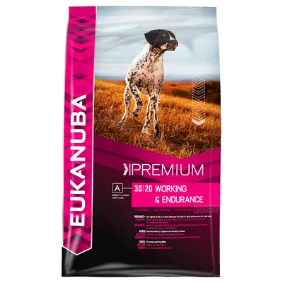 Saco de ração Eukanuba Premium 30|20 Working & Endurance para cães adultos, com imagem de cão em campo e texto visível sobre níveis de proteína e gordura.